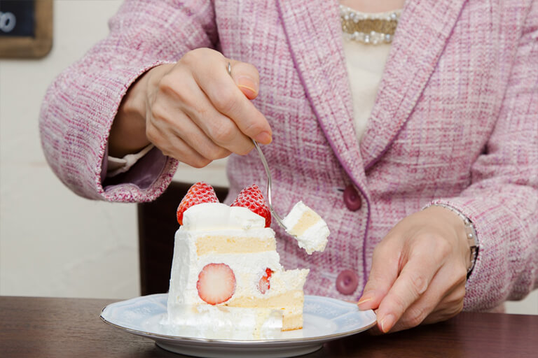 誰にも聞けなかったマナー講座 ケーキの食べ方マナー 暮らし ハウズイングニュースオンライン