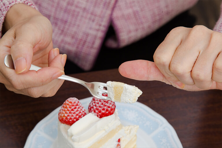 誰にも聞けなかったマナー講座 ケーキの食べ方マナー 暮らし ハウズイングニュースオンライン