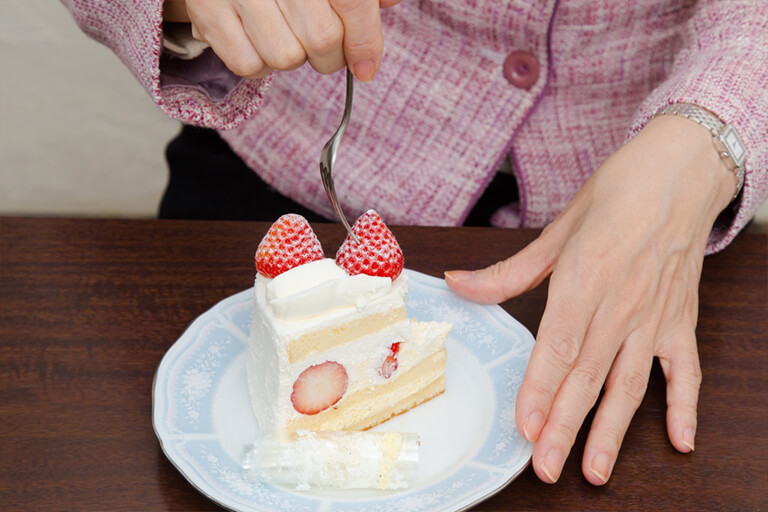 誰にも聞けなかったマナー講座 ケーキの食べ方マナー 暮らし ハウズイングニュースオンライン